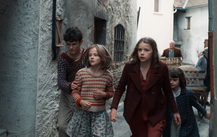 ナチスから逃れスイスへ、子供9人の脱出劇描く「少女ファニーと運命の旅」予告編 映画ナタリー