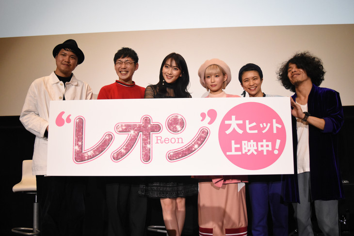 「レオン」公開記念ライブ付き舞台挨拶の様子。知英(左