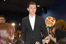 客席通路を通って登壇したトム・ホランド。