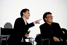 コスプレ姿の来場者を発見したトム・ホランド(左)とアンソニー・ルッソ(右)。