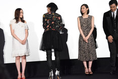 舞台挨拶の最後に、共演者と監督に向かって深く礼をした平手友梨奈（中央）。