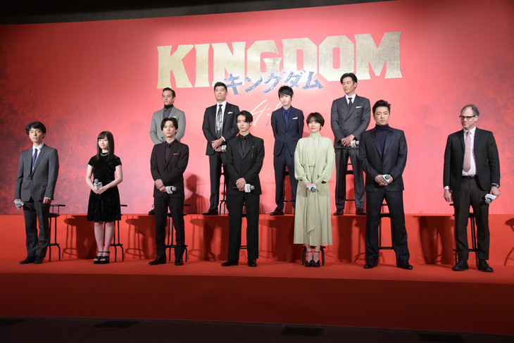 「キングダム」製作報告会見の様子。後列左から満島真之介、高嶋