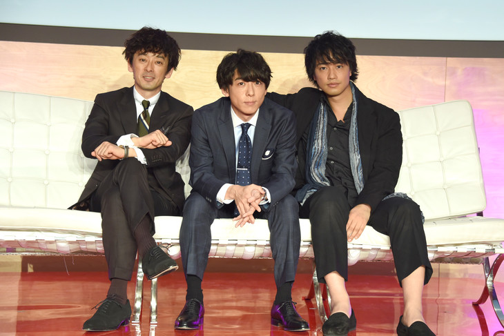 「東京独身男子」記者会見の様子。