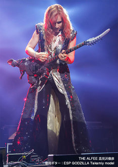 ESP GODZILLA Takamiy modelを弾く高見沢俊彦(THE ALFEE)。(c)Makoto Kurosawa