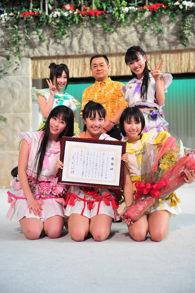 最後にスパリゾートハワイアンズの鷺隆一支配人（後列中央）よりももクロの5人に感謝状と花束が贈られた。