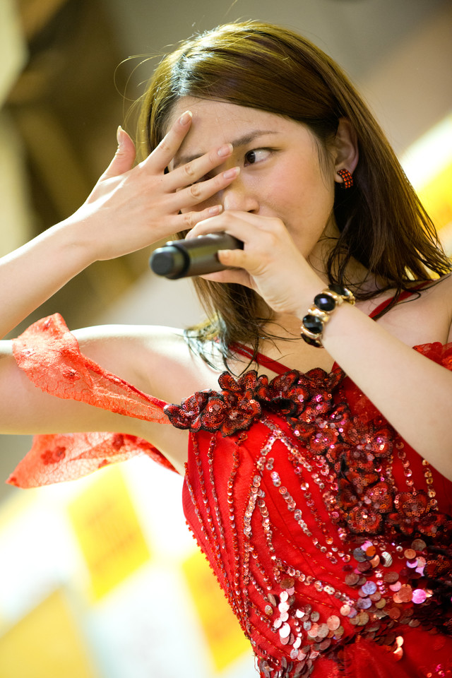 吉川友による「URAHARA テンプテーション」歌唱の様子。