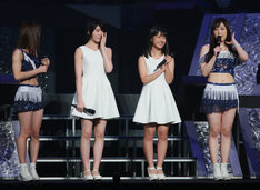 13期メンバーに選ばれた横山玲奈(右から2番目)と加賀楓(左から2番目)。(写真提供:UP-FRONT PROMOTION)