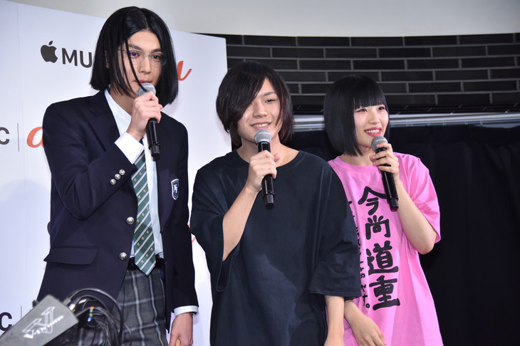 「ヤバイTシャツ屋さんです」と自己紹介してみせた中川