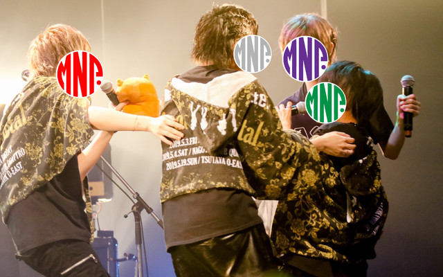 mono palette.、3部の歌唱時機能性発声障害を受けライブ活動休止