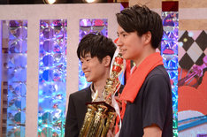 フォトセッションに臨むGパンパンダ。左から星野、一平。