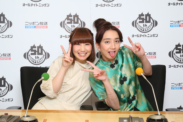 左から根本宗子、長井短。
