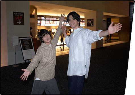 とある月曜日、松岡広大(左)と甲斐翔真(右)が、TOHOシネマズ 六本木ヒルズを訪問!
