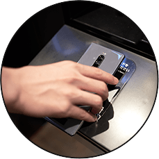 自動券売機にQRコードをかざして、チケット購入!
