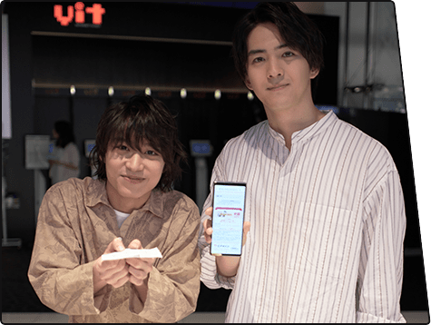 auスマートパスプレミアム会員なら、ポップコーンとドリンクのセットが半額以下に。2人もレジでクーポンページと映画の半券を提示して、さっそく購入(※クーポン1つにつき、1セット分が割引対象)。