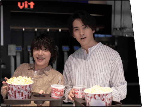 auスマートパスプレミアム会員なら、ポップコーンとドリンクのセットが半額以下に。2人もレジでクーポンページと映画の半券を提示して、さっそく購入(※クーポン1つにつき、1セット分が割引対象)。