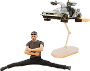 デロリアンのフィギュアとジャン・クロード=ヴァン・ダムのフィギュア。