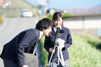 「フィルムに宿る魂」より。左から飯山裕太演じる本田日向、矢野優花演じる工藤沙希。