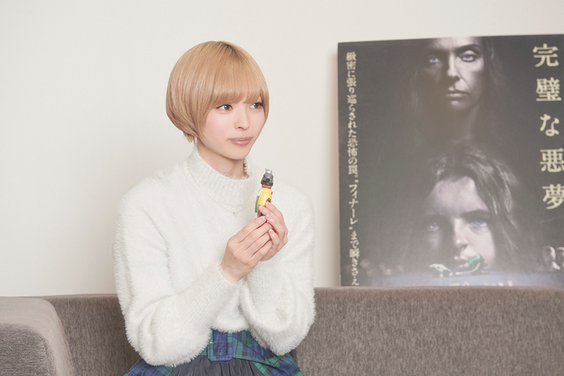 「ヘレディタリー/継承」劇中に登場する不気味な人形を持つ最上