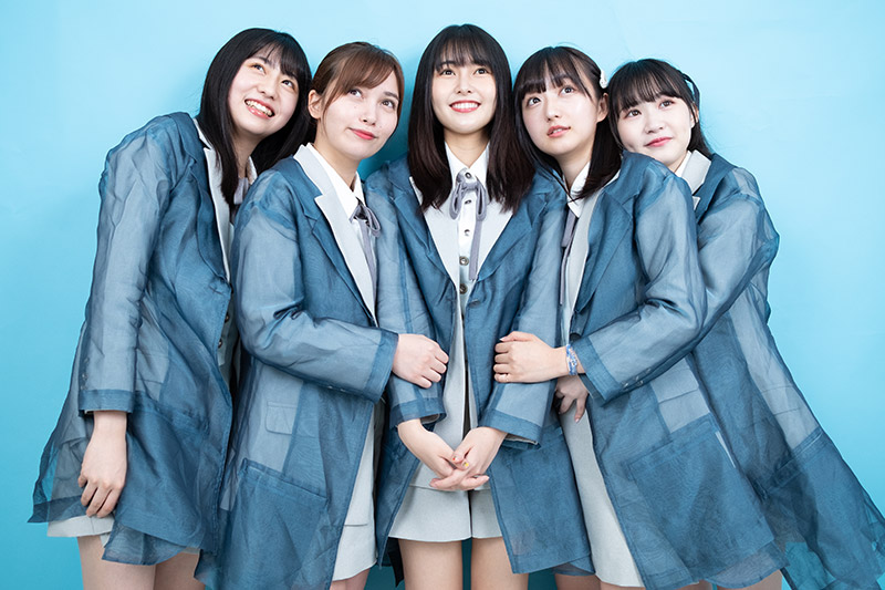 左から兼行凜、ボールドウィン零、頓知気さきな、日比野芽奈、黒木美佑。