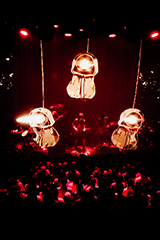 amazarashiのライブの様子。（写真提供：ソニー・ミュージックアソシエイテッドレコーズ）