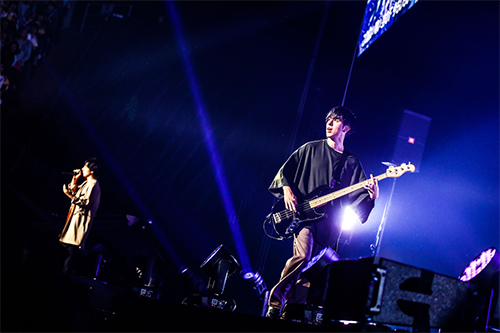 「flumpool年末ライブ『FOR ROOTS』~シロテン・フィールズ・ワンスモア~」の様子。