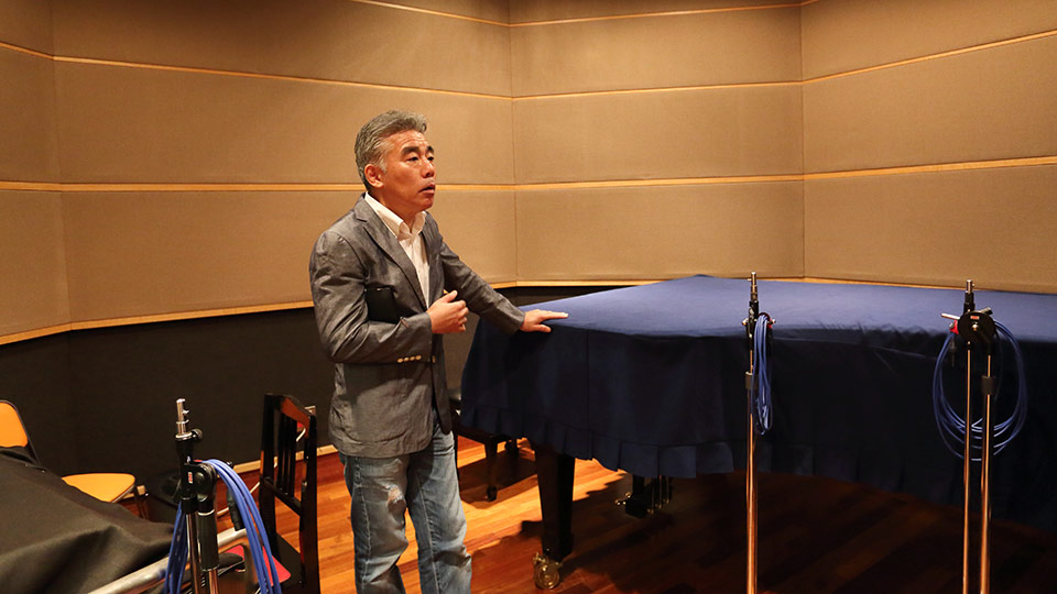 STEINWAY&SONS D-274が設置されたピアノ用ブース。