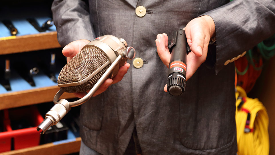 左がNEUMANN M49、右がSHURE SM57。