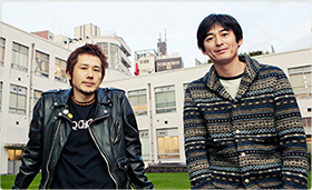 左から横山健、博多大吉。