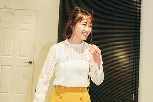 笑顔で部屋に入ってきた工藤遥。