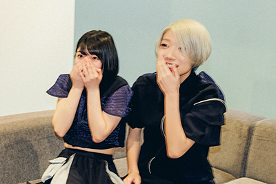 固まる矢川葵（左）と、笑うコショージメグミ（右）。