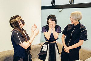 動揺する矢川葵（中央）。