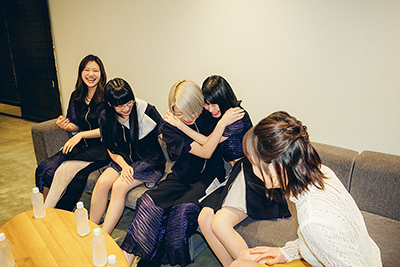 コショージメグミ（中央）に抱きつく矢川葵（右から2番目）。