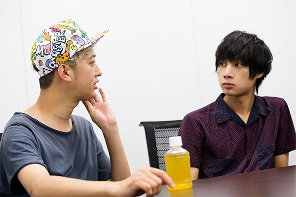 左から小野武正(KEYTALK)、牧達弥(go!go!vanillas