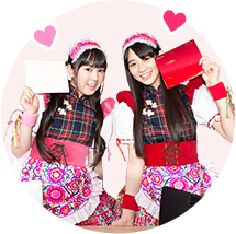左から安藤ゆず、秋本帆華。
