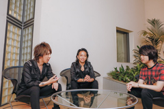 左からマオ（シド / Vo）、明希（シド / B）、村瀬歩。