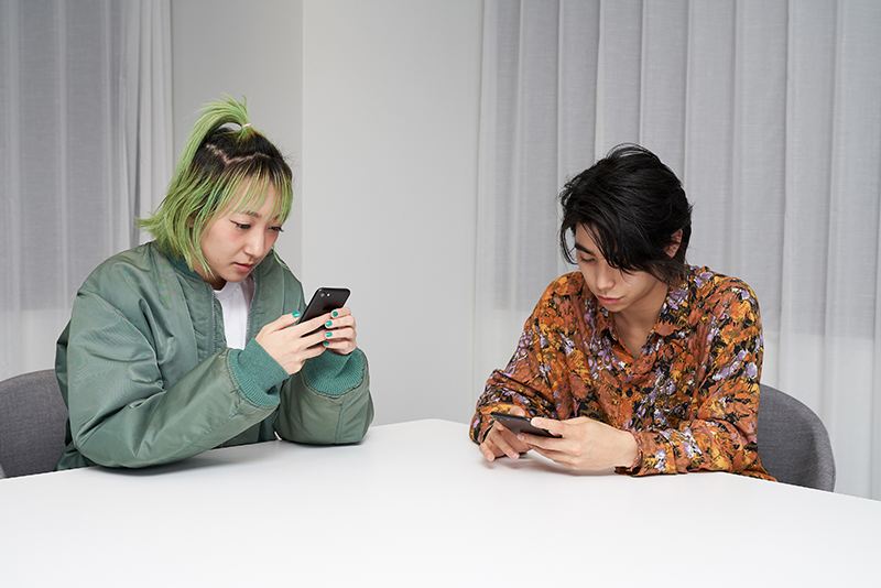 左からあっこゴリラ、村上虹郎。