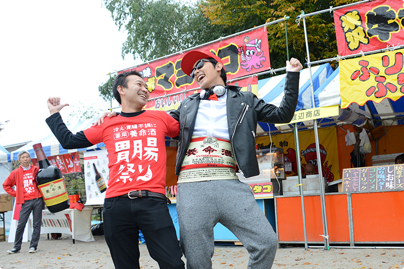元気を取り戻した佐熊氏(左)とDJ Shu(右)。