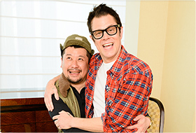 左からケンドーコバヤシ、ジョニー・ノックスヴィル。