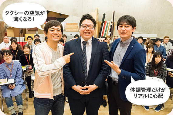 左から博多華丸、黒田優太マネージャー、博多大吉。
