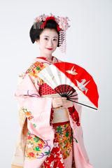 舞妓に扮した唯月ふうか。